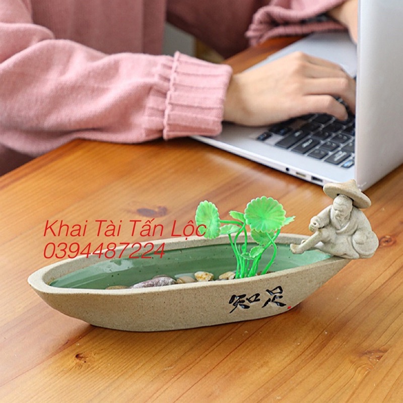 Chậu cây , hồ cá và ông lão câu cá tí hon để bàn trang trí