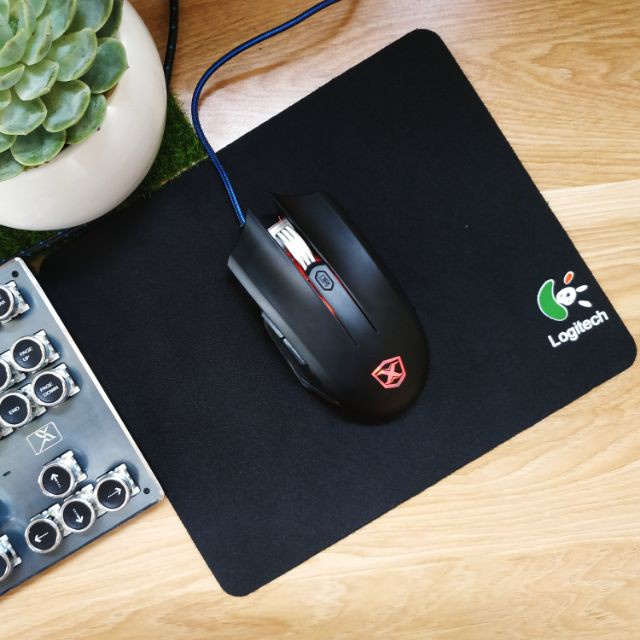 (Quà tặng là túi dây Nịt )Miếng lót chuột máy tính Logitech giá siêu rẻ (22 x 18cm)