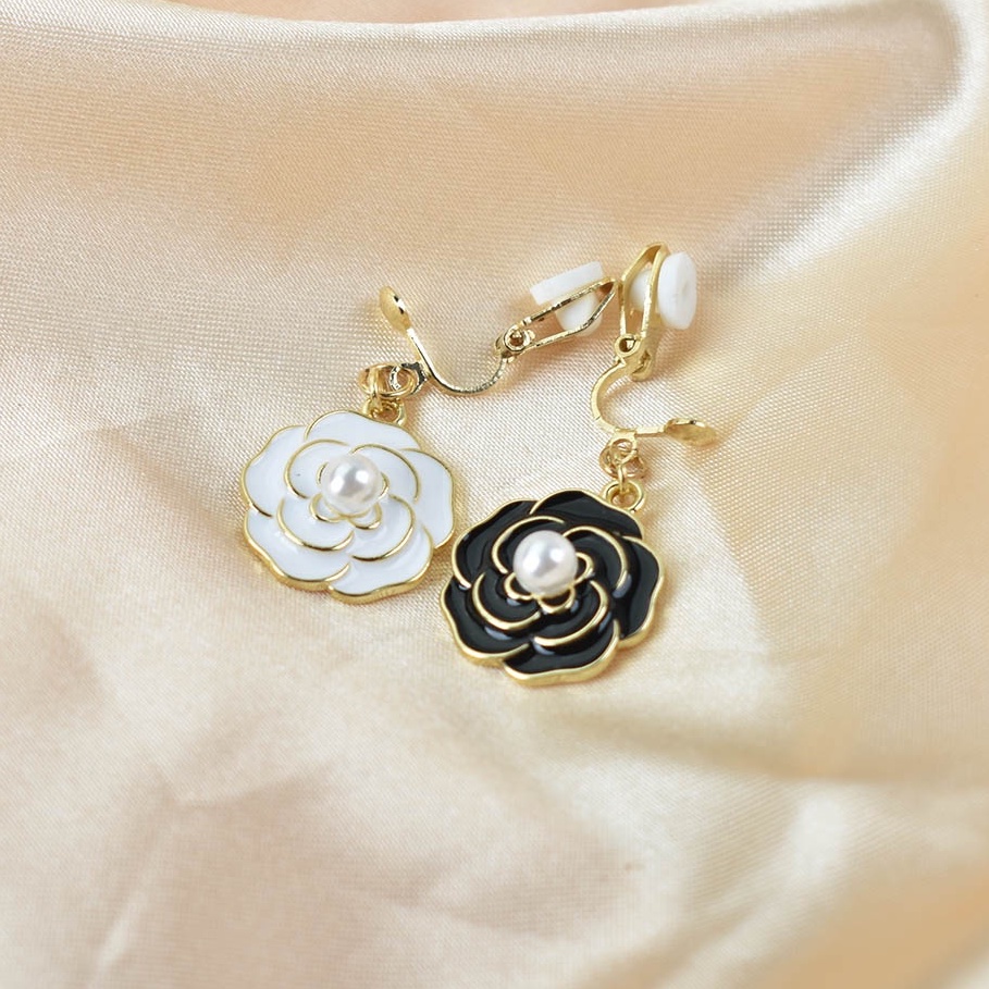 Khuyên Vành Tai Hình Hoa Tráng Men Màu Trắng Đen Không Cần Xỏ Lỗ