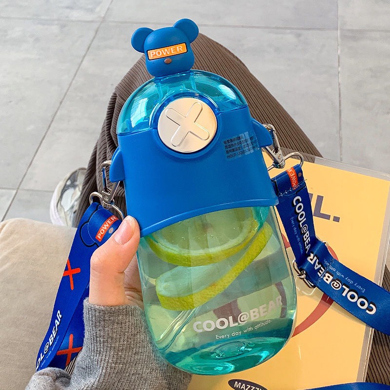 Bình Nước 630ml Hình Gấu Siêu Dễ Thương Có Dây Đeo Vô Cùng Xinh Xắn Có Vòi Uống Nước