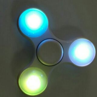 Con Quay Tam Giác Spinner Led 7 Màu