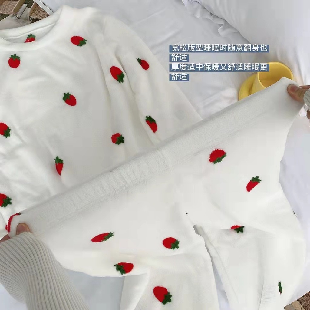 Bộ Đồ Ngủ Giữ Ấm Cổ Tròn In Họa Tiết Dâu Tây Thời Trang Thu Đông Cho Nữ