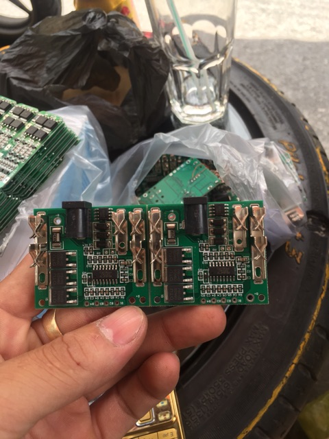 TNS..Vỏ pin makita trượt hộp 3 hàng x 5 cell 18650 có led báo pin và ốc