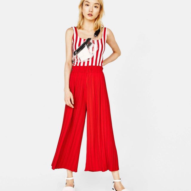 Quần#Bershka. Quần ống rộng #Bershka săn sale. Dáng trẻ trung, dễ kết hợp đồ. Mix với áo ba lỗ, sơ mi... đều đẹp