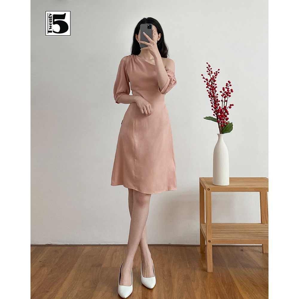 Đầm nhún lệch vai tay bo nhún chân váy xòe Twentyfive T258