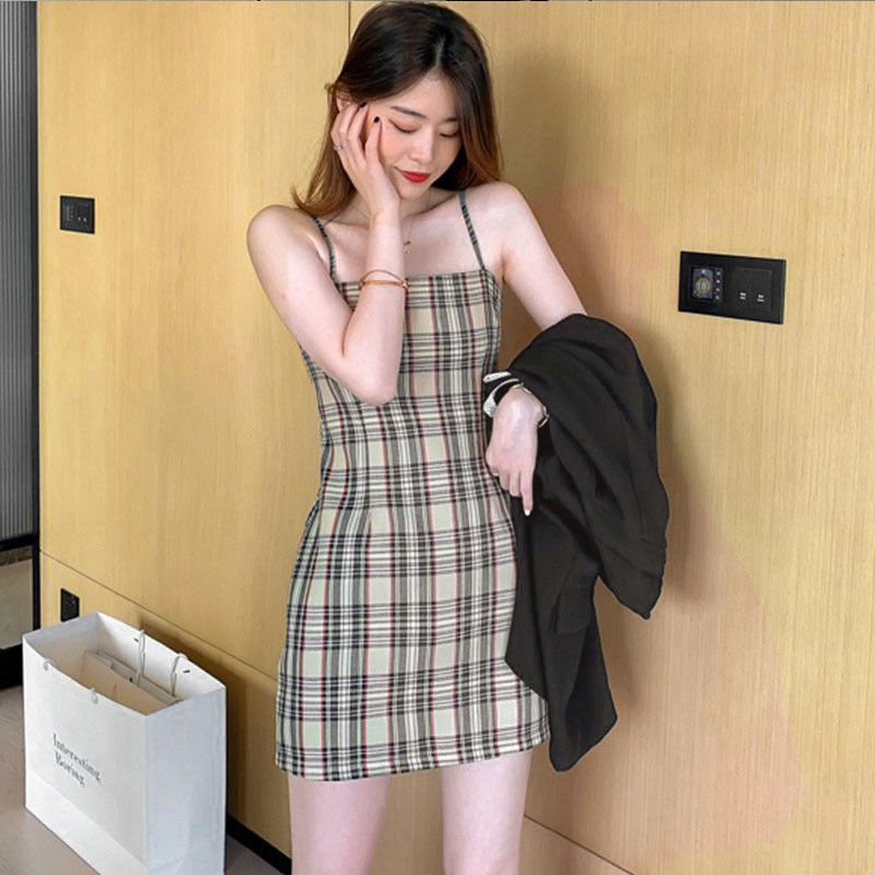 Đầm dây dáng ôm họa tiết caro cổ điển