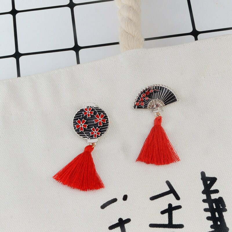 Pin cài áo quạt/ lồng đèn tua rua đỏ đính đá - GC321