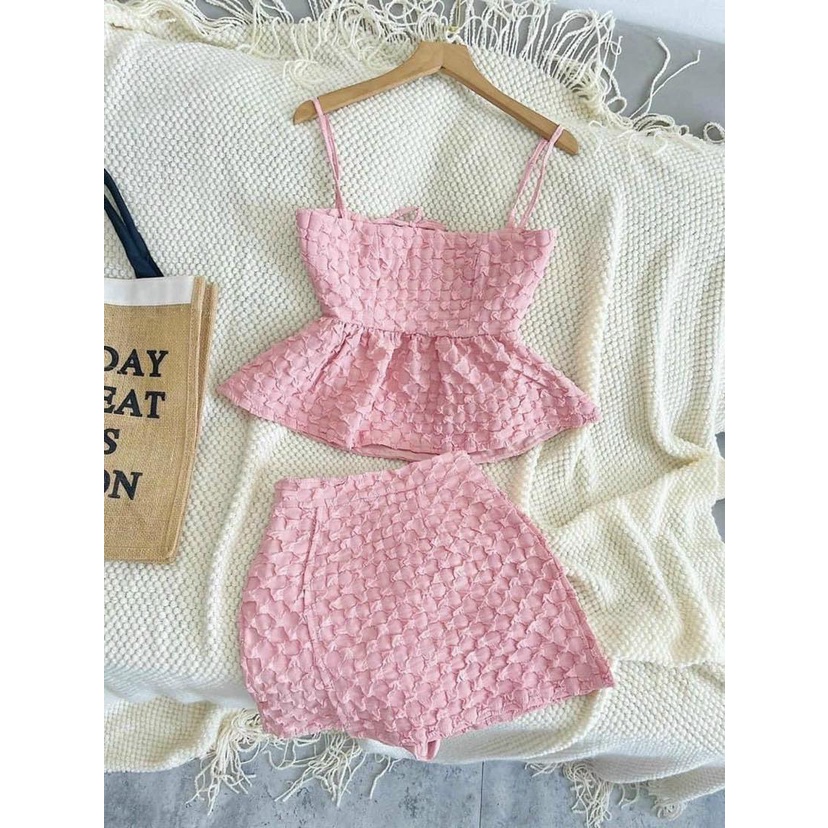 Set đũi xốp hai dây kết hợp cùng chân váy cho nữ mặc đi chơi, phong cách điệu đà, cá tính