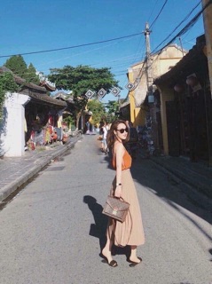 Chân váy xếp ly đính cúc