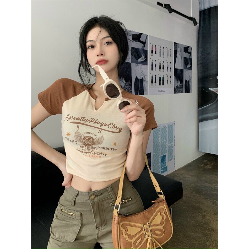 ÁO CROPTOP KIỂU LỬNG NỮ CỔ TRÒN NGẮN TAY IN CHỮ AGREATLY TAY RÊU NÂU ĐEN TÔN DÁNG THỜI TRANG HIỆN ĐẠI HADI