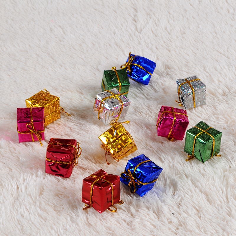 Set 12 hộp quà Giáng Sinh hình vuông màu laser phụ kiện treo trang trí cho cây noel/tô điểm cho ngôi nhà