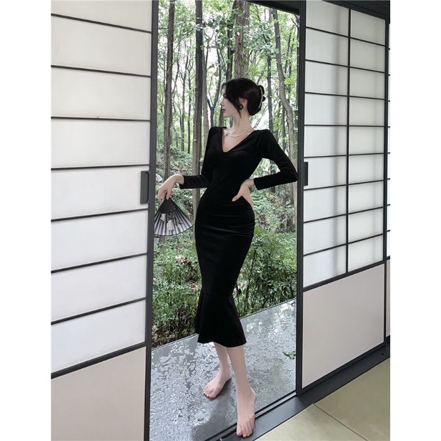 Đầm nhung đuôi cá sang chảnh, váy cổ V