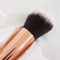 Cọ Kabuki đầu xéo tạo khối má hồng M17 - VACOSI ANGLED KABUKI BRUSH