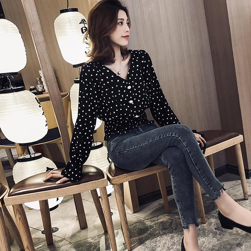 Áo nữ cổ chữ V tay ngắn