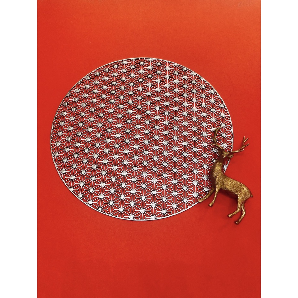 Tấm lót bàn ăn, lót lọ hoa, placemat, nhựa dẻo màu bạc , đường kính 38cm, xinh, rẻ, tiện lợi