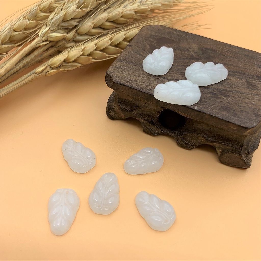 Charm lá bồ đề bình an đá phong thủy màu trắng - Mã LBDBN01