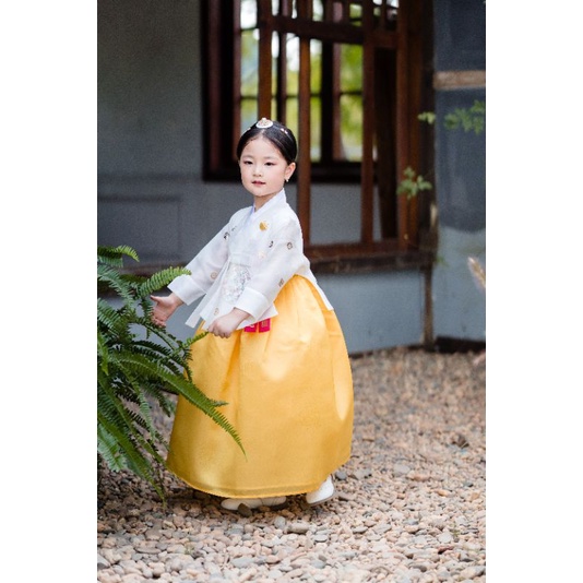 Bộ hanbok vàng