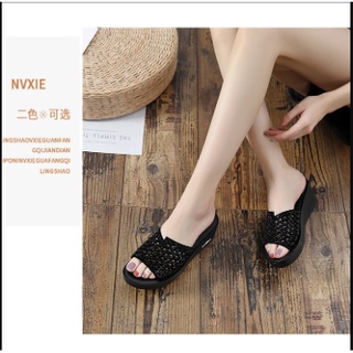 Giày dép cho người lớn tuổi