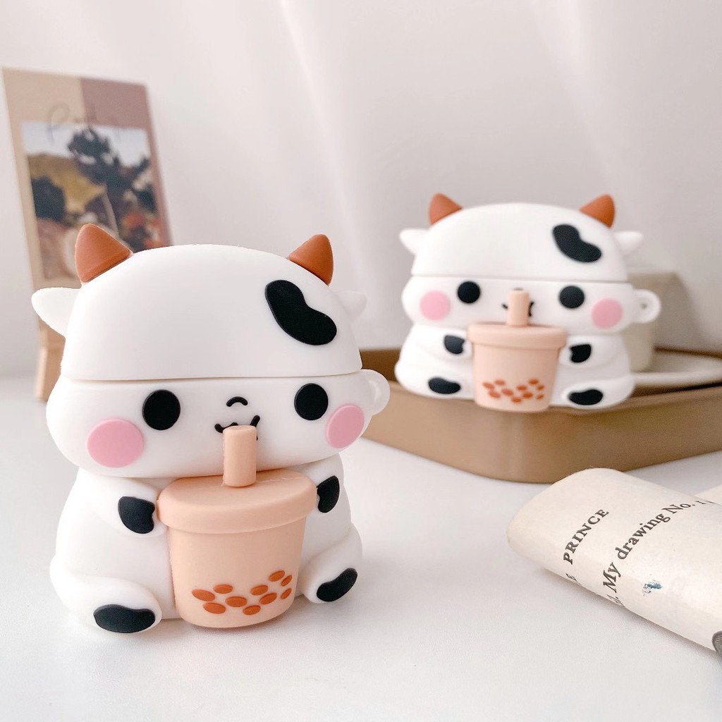 Vỏ bảo vệ hộp sạc tai nghe Airpods 1/2 họa tiết chú bò uống trà sữa