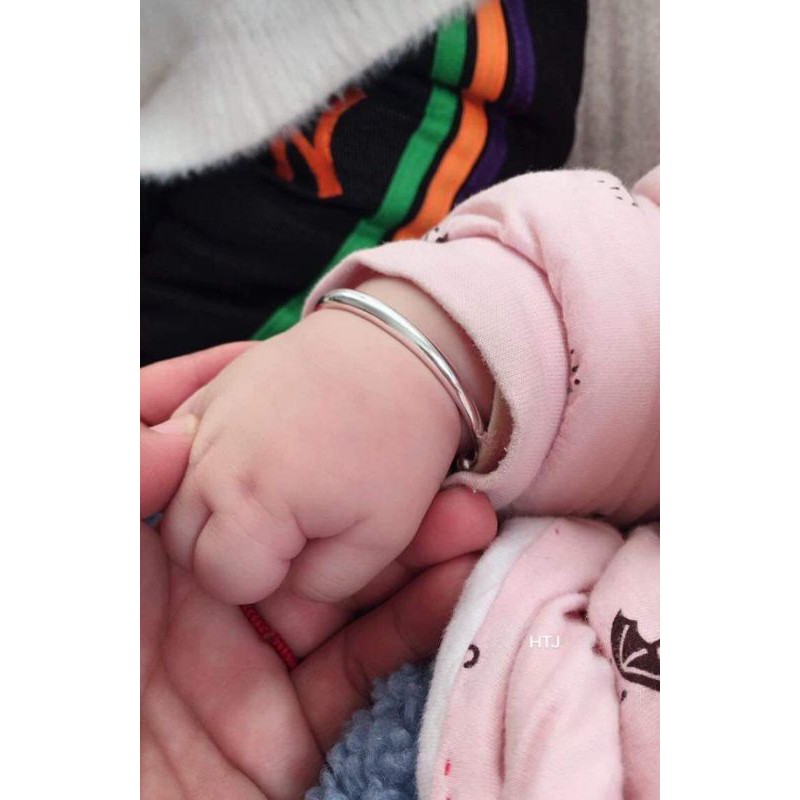 Vòng tay bạc ta tròn trơn cho mẹ và bé