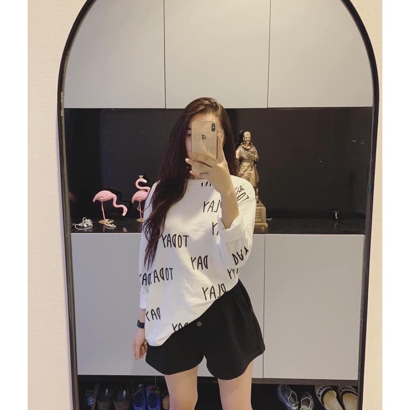 Áo trắng len giấy chữ đen