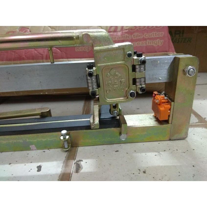 Máy cắt gạch siêu cứng bàn đẩy QL 3388 - Hàng cao cấp Trung Quốc, có  giàn bi tỳ 3 chân.