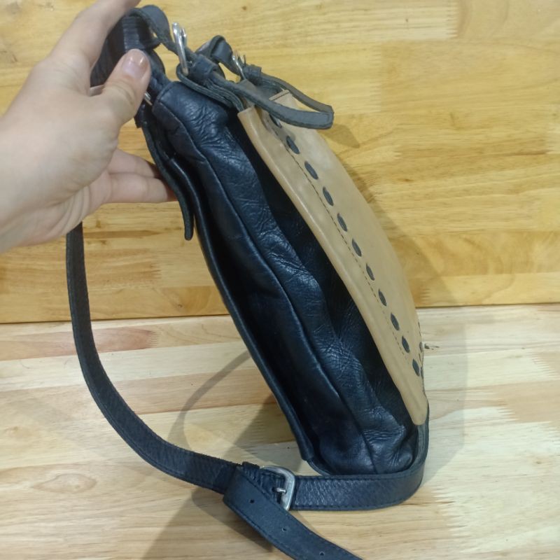 Túi đeo chéo da mềm secondhand 09040321