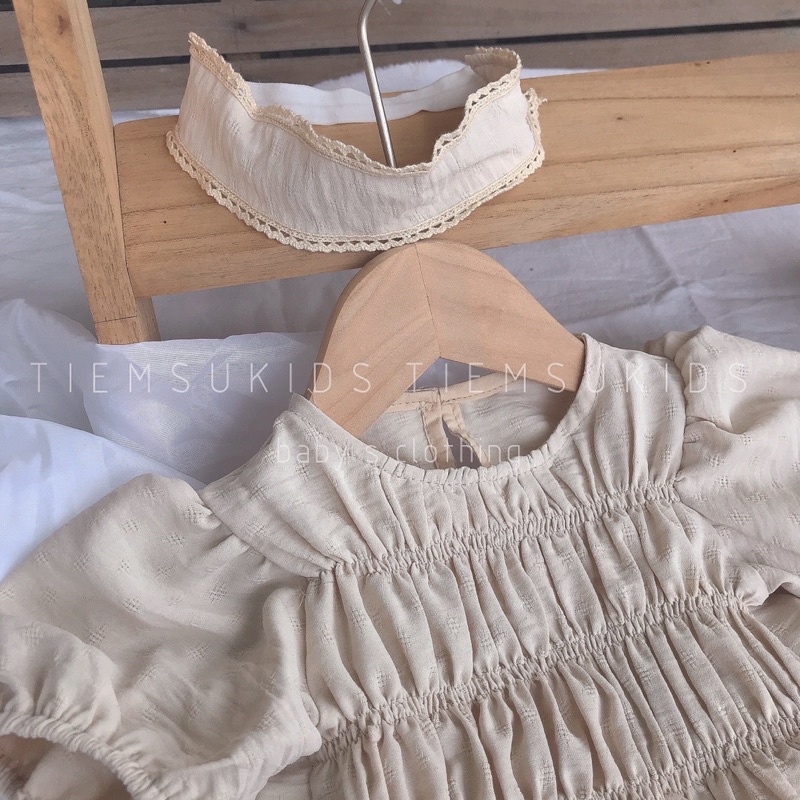 HÀNG THIẾT KẾ - Bộ đồ liền thân cài đũng nhún ngực tay vai bồng màu be kèm tuban cho bé