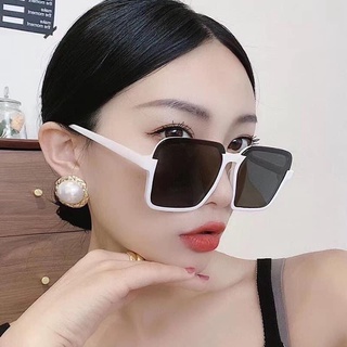kính mắt vuông viền trắng