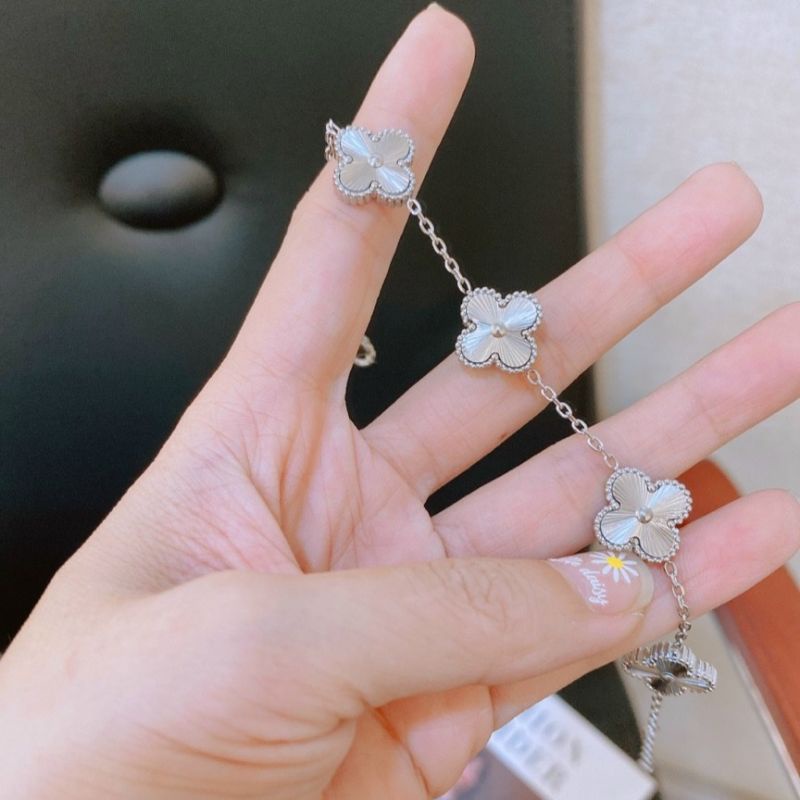 Lắc tay nữ Titan không gỉ 5 hoa 4 cánh chạm khắc sang chảnh - VT134