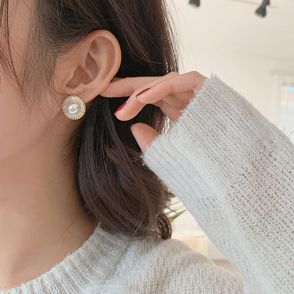 Khuyên Tai Nữ Trang Dáng Tròn Tạo Hình Độc Đáo