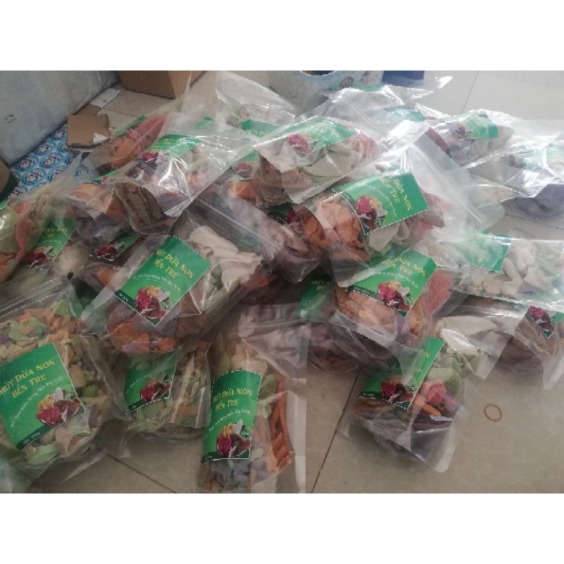 Mứt dừa non miếng màu lá dứa mềm dẻo nhà làm ít ngọt 500g