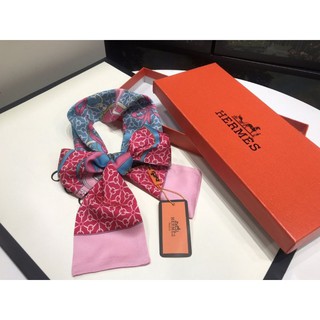 Khăn lụa HM, LV thắt nơ đẹp xuất sắc