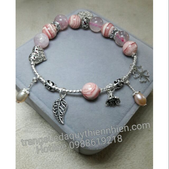 Chuỗi đeo tay đá Đào hoa Rhodochrosite và Thạch anh hồng thiên nhiên + Charm bạc cao cấp