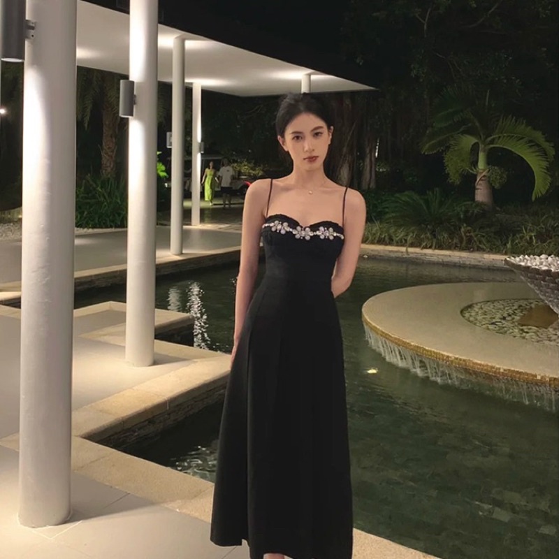 Đầm dây đen dáng dài phối đá có mút ngực dự tiệc sexy đầm hở lưng sang trọng