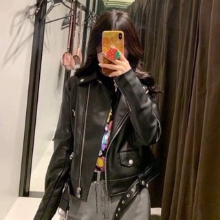 Áo da thiết kế tay khoá sắt.
