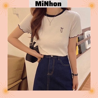 Áo croptop thêu thỏ phối cổ.