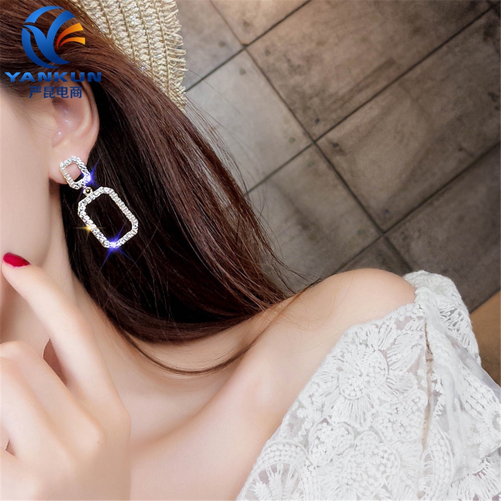 Hoa tai kiểu dáng retro không đối xứng phong cách thời trang cho nữ