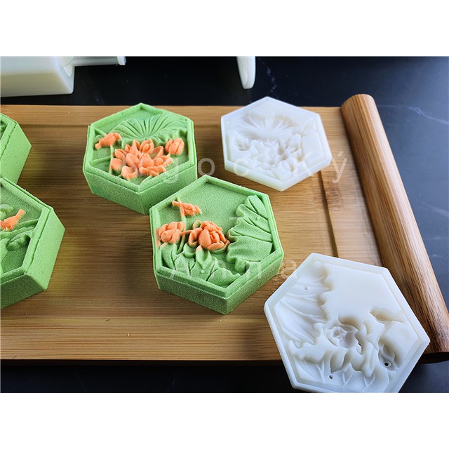 NQ00997 - KHUÔN TRUNG THU LÒ XO HOA SEN LỤC GIÁC 50G