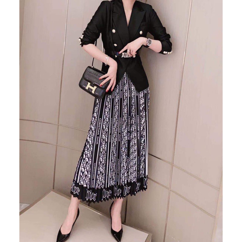 Set trang phục công sở Dior CD áo vest kết hợp cùng chân váy xếp ly dài có đai đi kèm