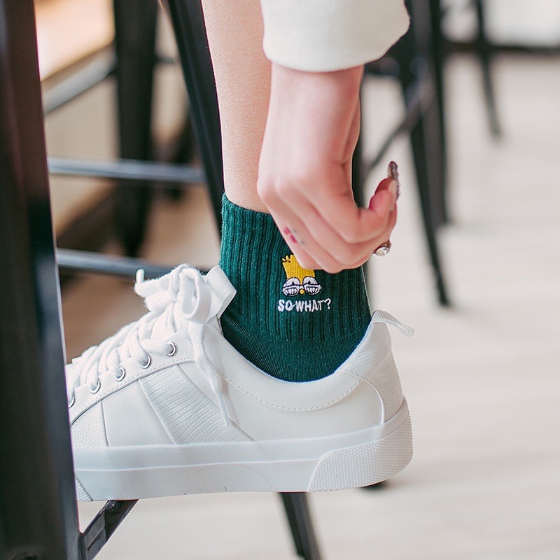 Tất sneaker cotton cao cấp thêu hình trang trí.