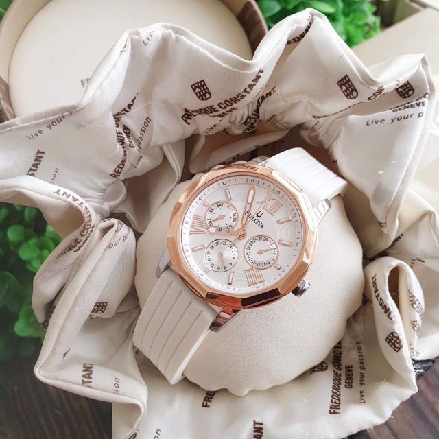 Đồng hồ nữ Bulova 98n101 dây Silicons mềm trắng khoẻ khoắn, trẻ trung