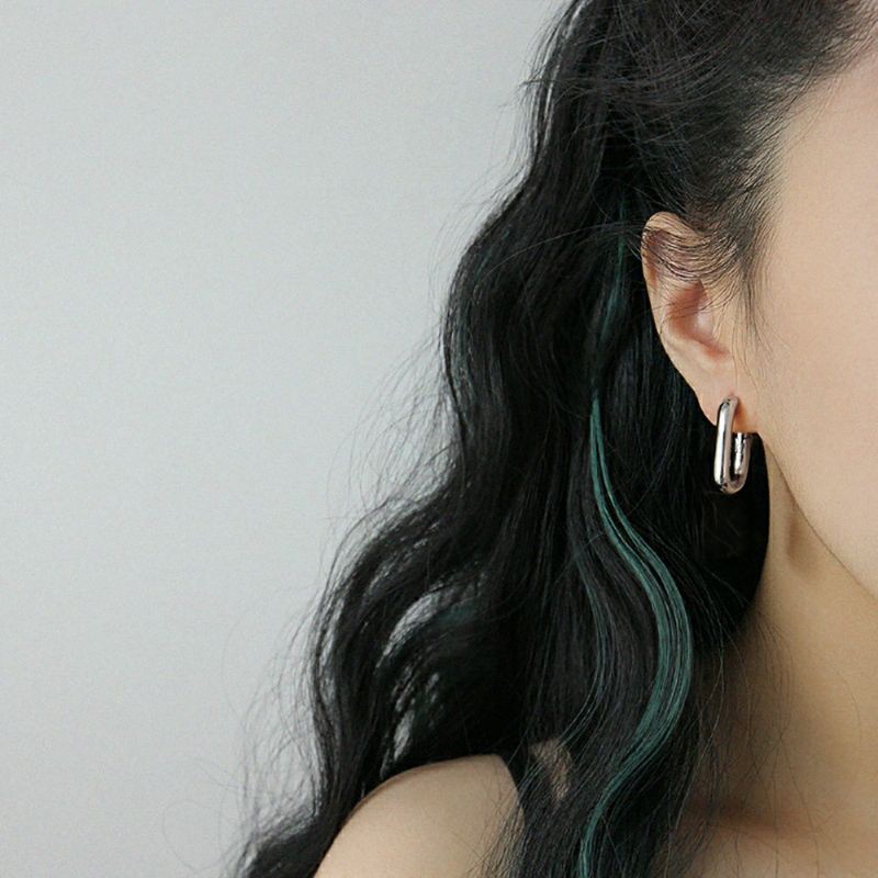 Khuyên tai vuông Seok Kyung Penthouse