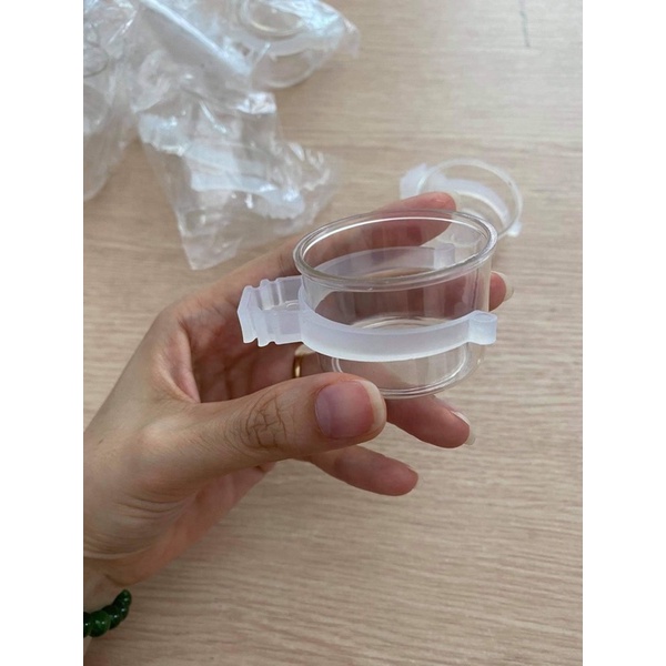 2 hủ đựng thức ăn cho chim cảnh
