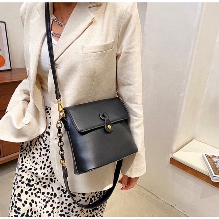 Túi tote da đeo chéo nữ dây phối xích nhựa khoá móc tròn thegioituixachqc17