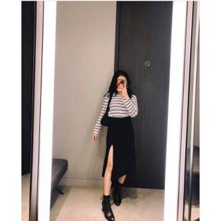 Chân váy midi xẻ tà màu đen