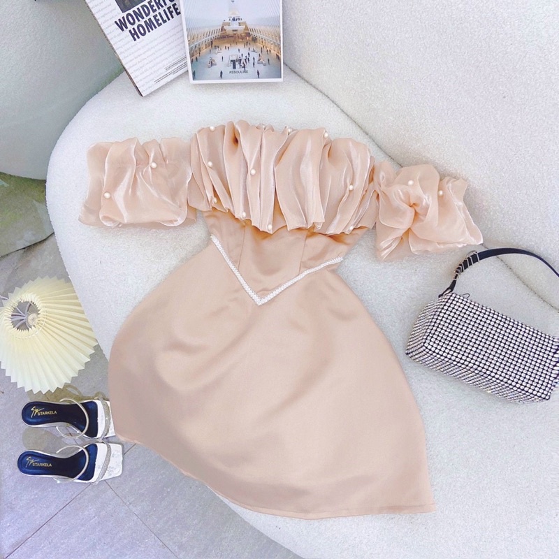 Đầm hồng bẹt vai bèo phồng viền