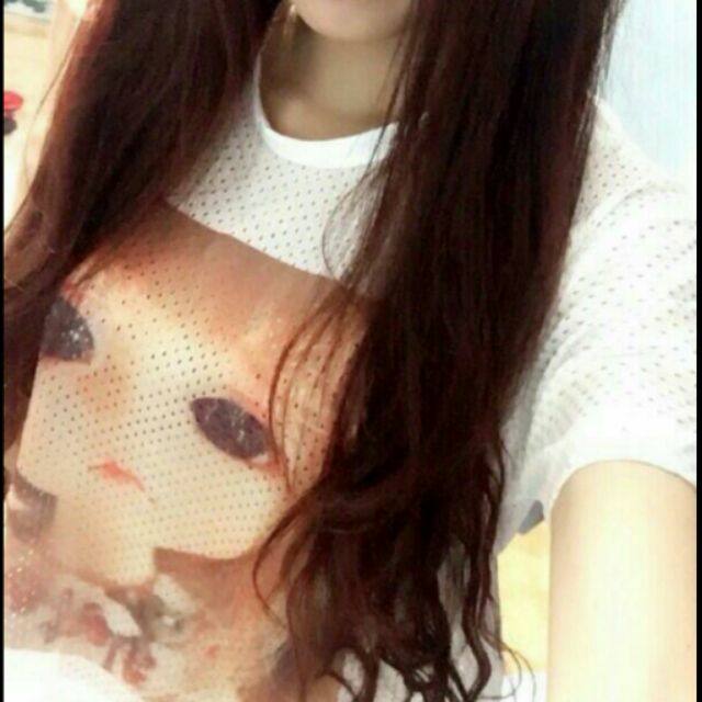 Áo croptop in hình cô gái