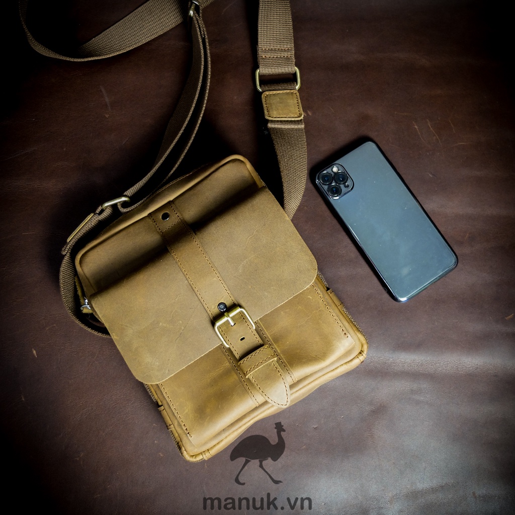 Túi đeo chéo da bò nhỏ gọn vừa ipad 7in ngăn quai gài - Messenger mini manuk leather - Da bò sáp crazy horse cao cấp
