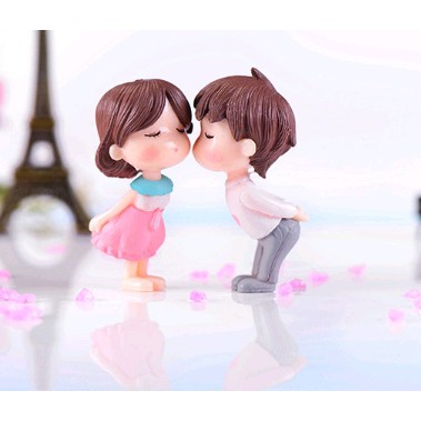 Cặp đôi hôn nhau trang trí tiểu cảnh quà tặng trang trí